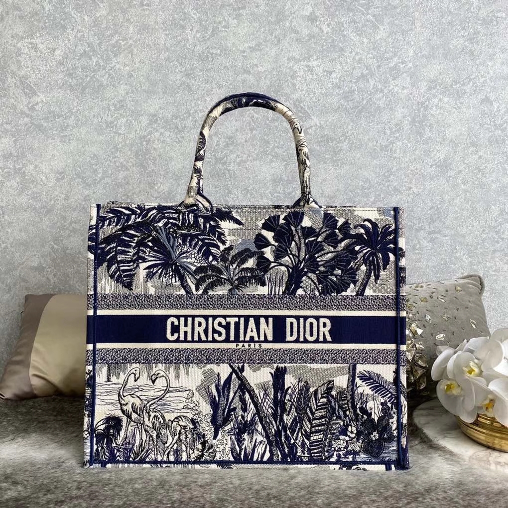 Dior熱銷款刺繡手提包 趕快買吧