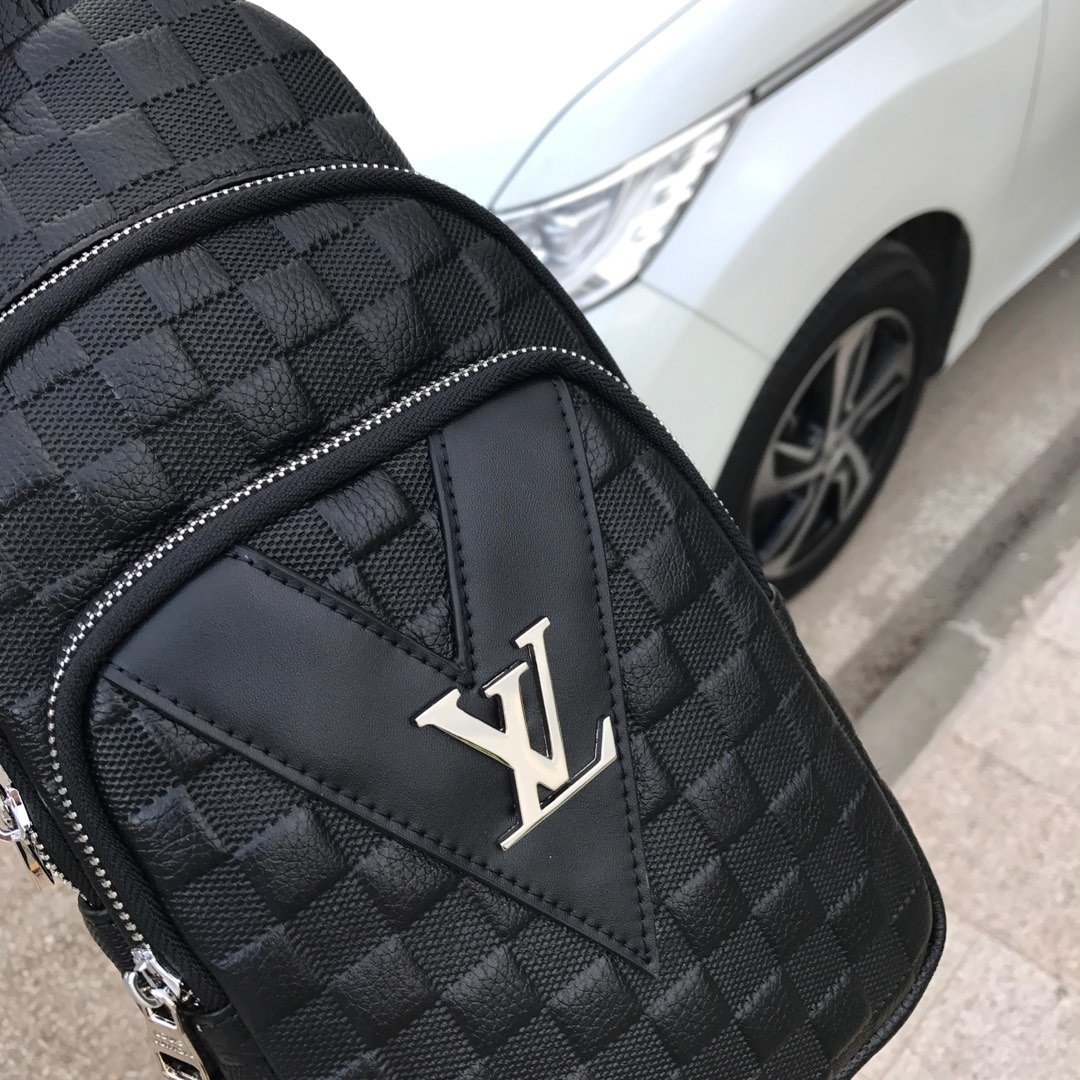 Louis Vuitton 專櫃新款胸包