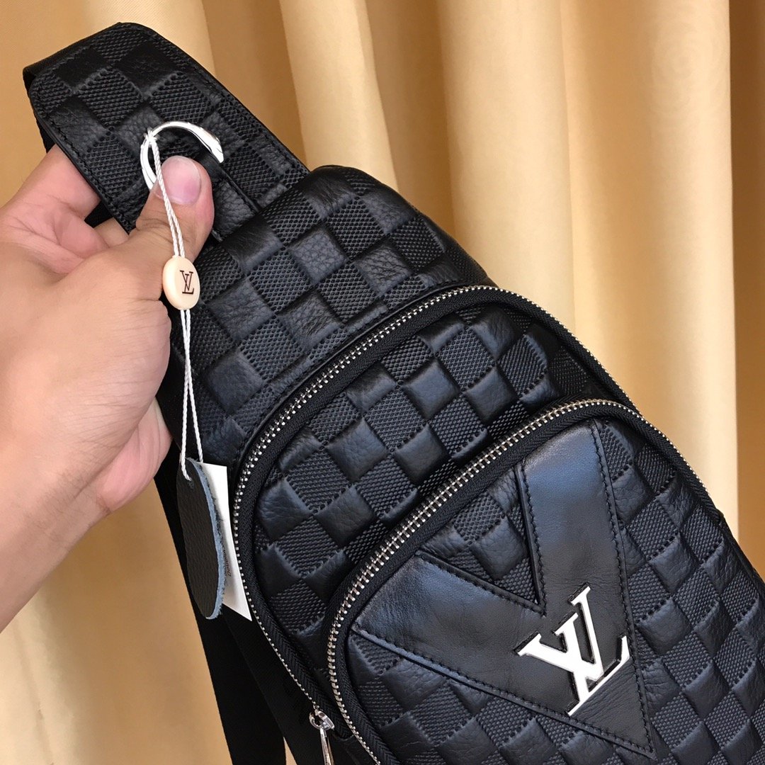 Louis Vuitton 新款立體格紋胸包
