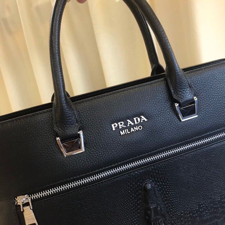 Prada 鱷魚皮紋公事包 