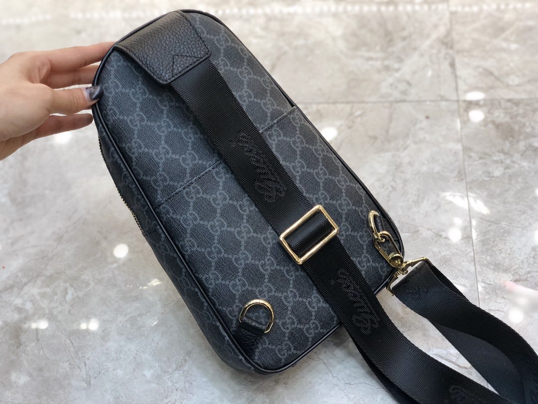 Gucci 最新基本款暗色胸包