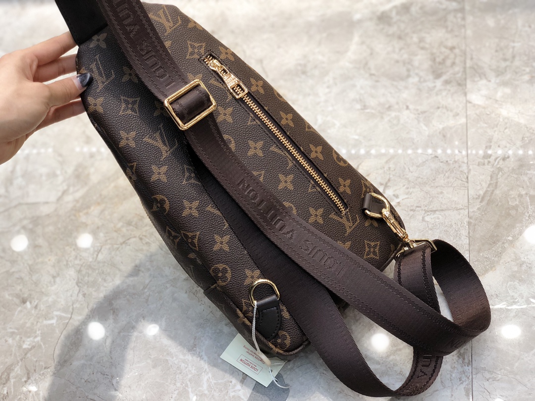 Louis Vuitton 最新基本款胸包