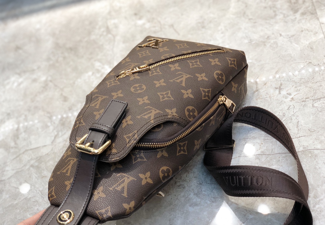 Louis Vuitton 最新基本款胸包