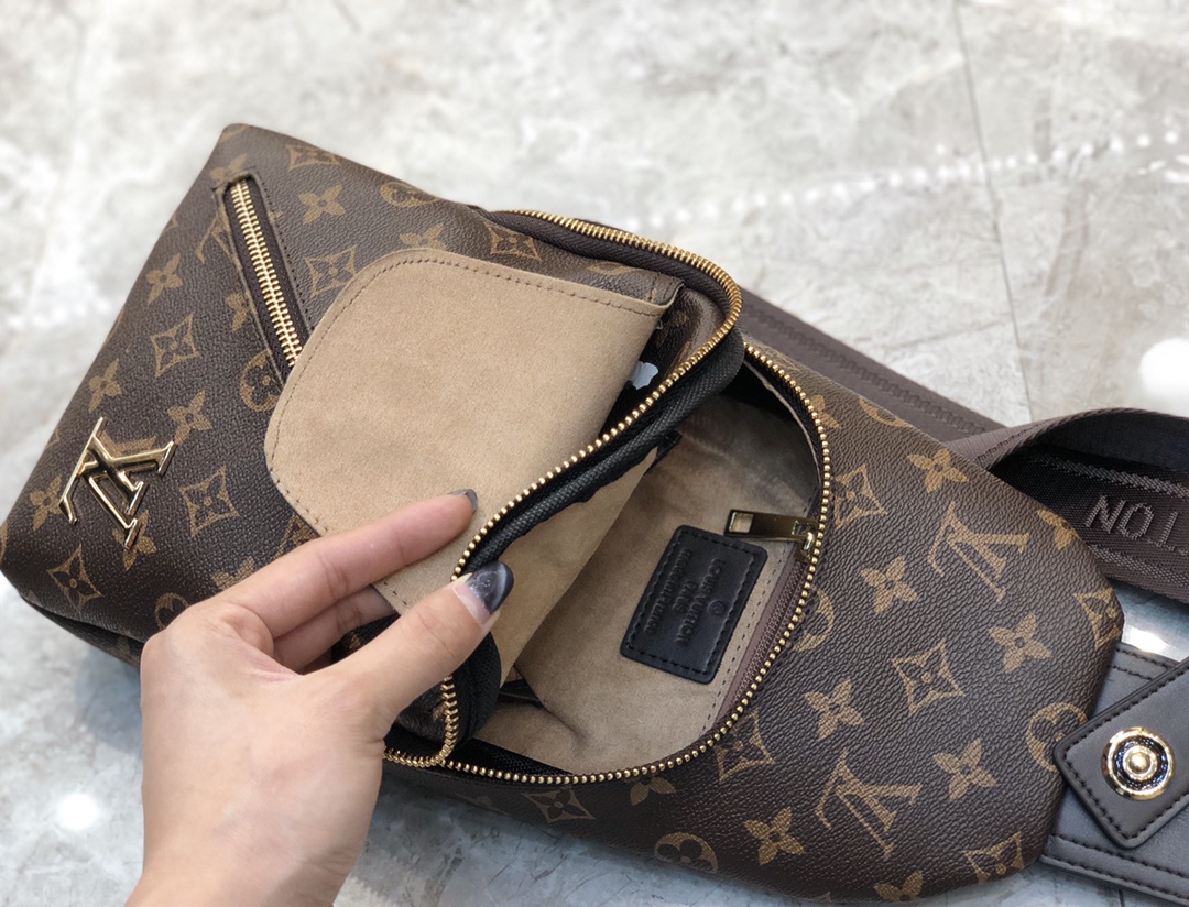 Louis Vuitton 最新基本款胸包