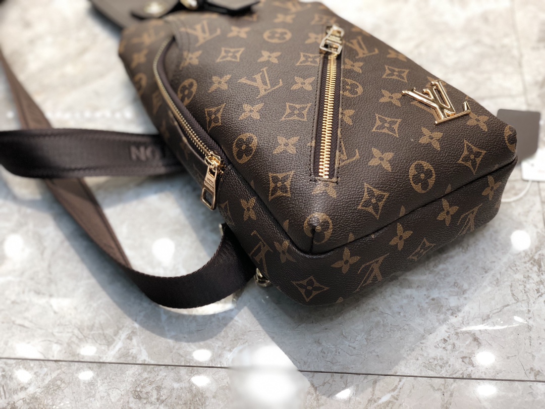 Louis Vuitton 最新基本款胸包