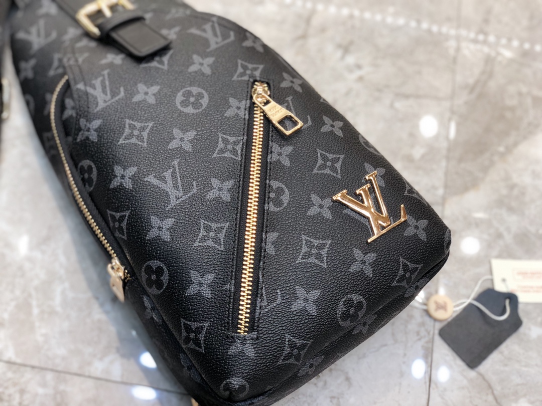 Louis Vuitton 最新基本款暗色胸包