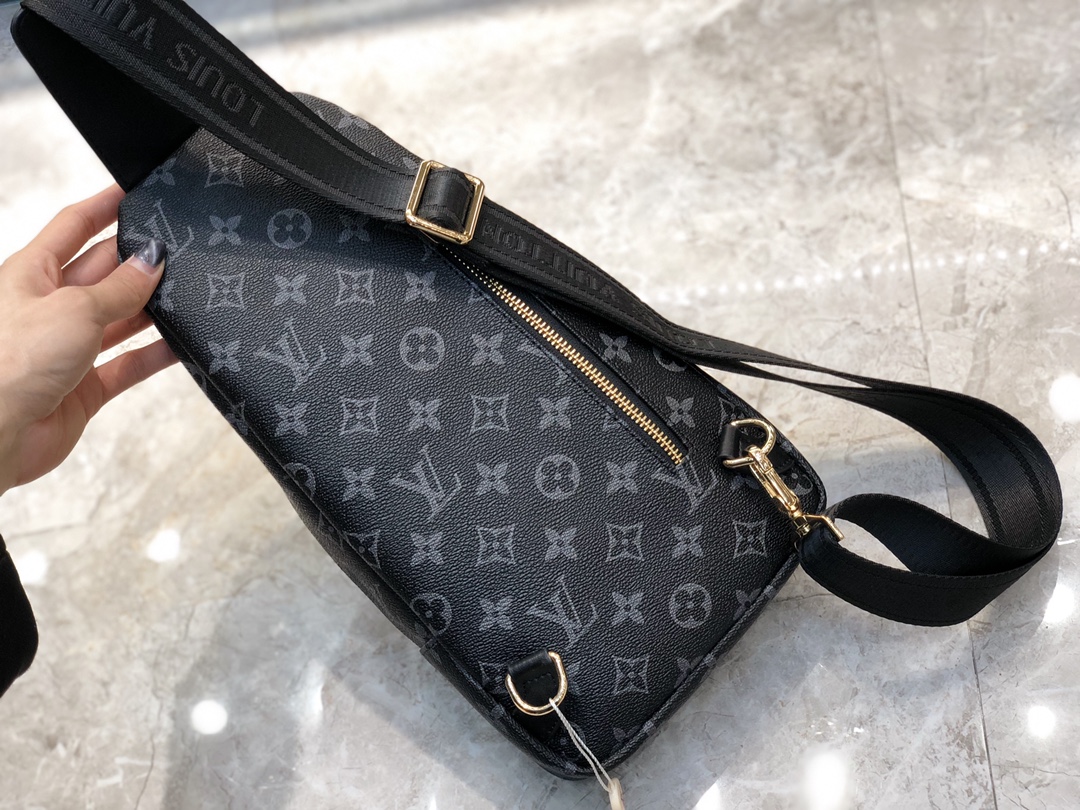 Louis Vuitton 最新基本款暗色胸包