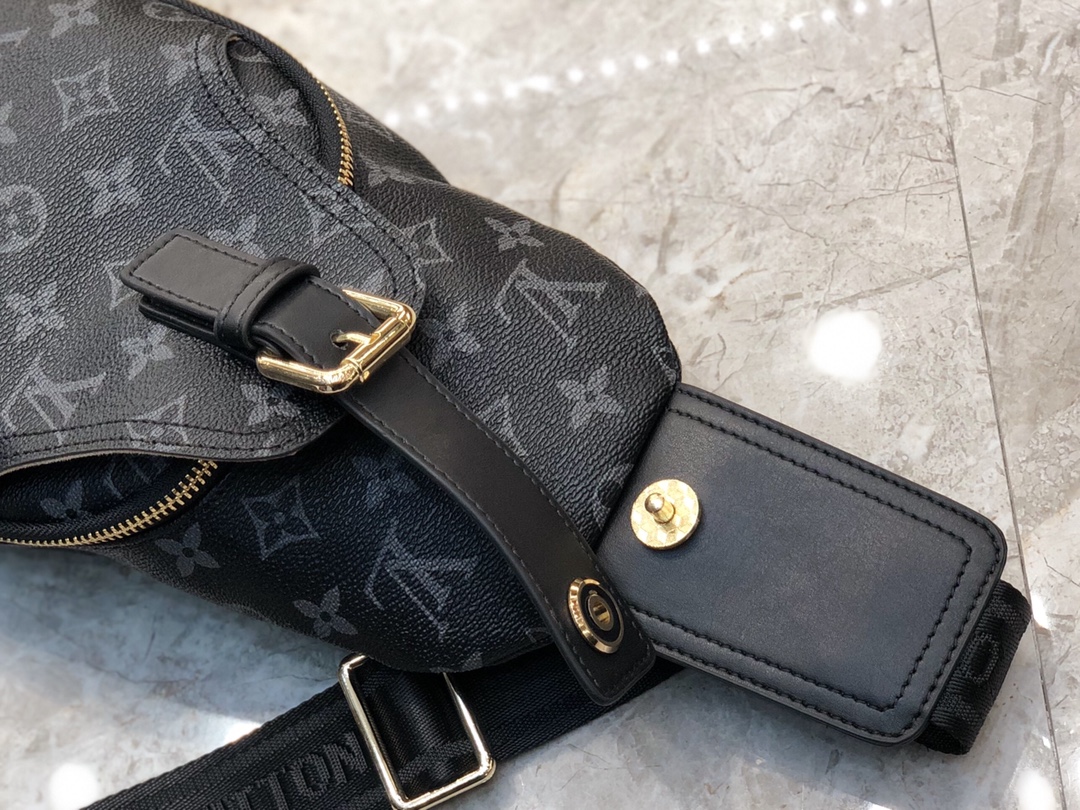 Louis Vuitton 最新基本款暗色胸包