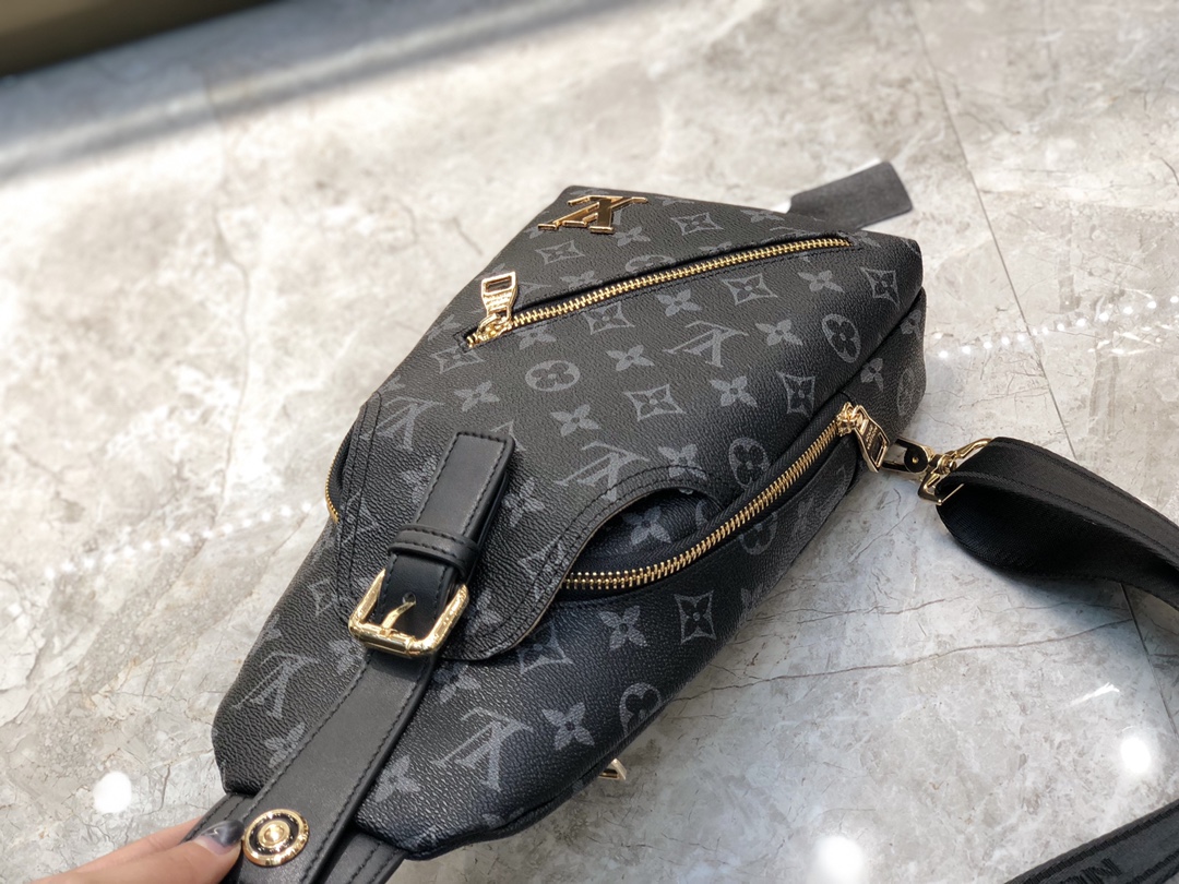 Louis Vuitton 最新基本款暗色胸包