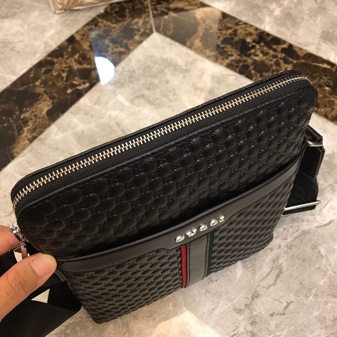 14 Gucci 立體浮雕斜挎包