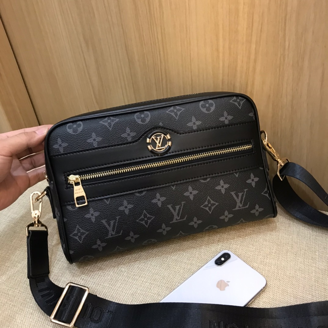 Louis Vuitton 型男首選手拿斜挎包