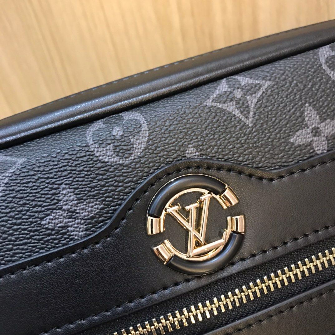 Louis Vuitton 型男首選手拿斜挎包