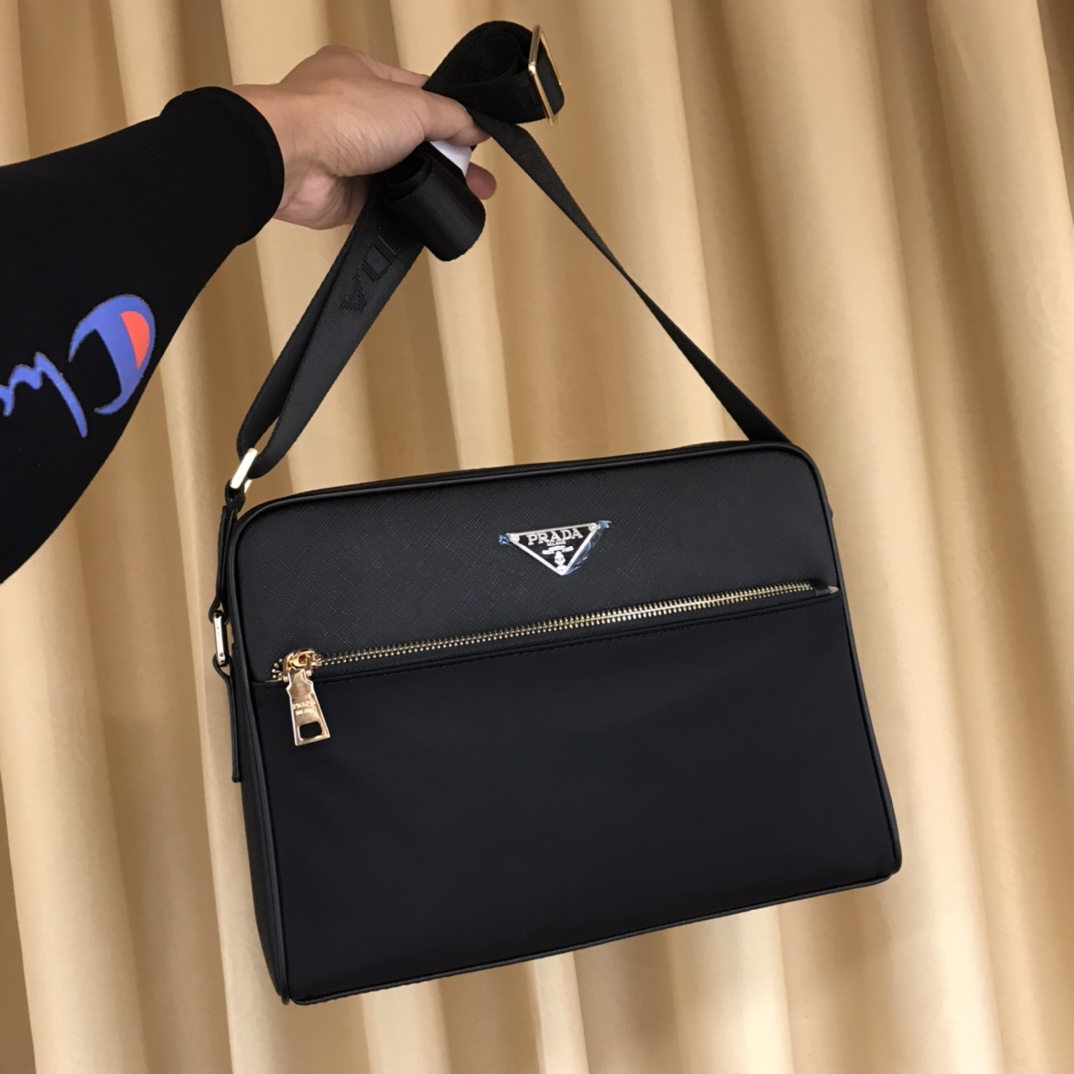 Prada 爆款雙布料斜挎包