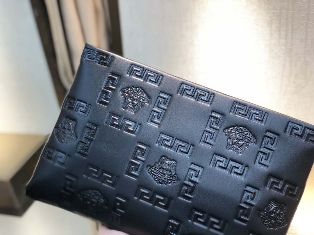 Versace 低調壓紋手拿包
