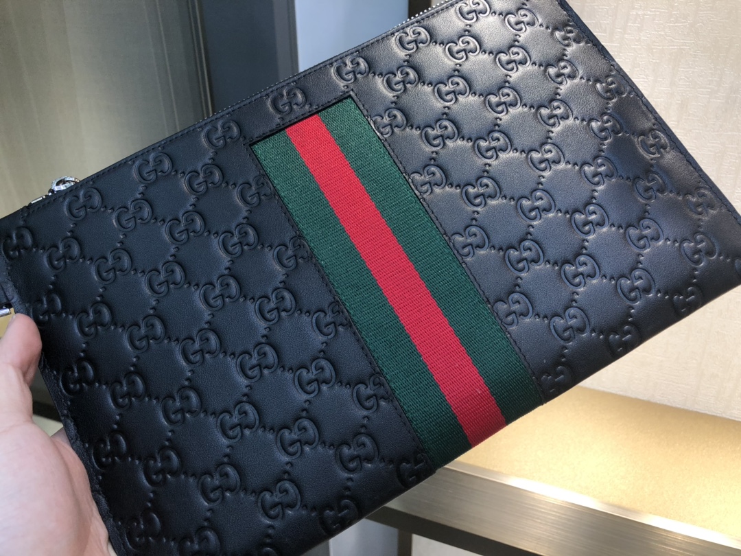 Gucci 官網同步壓紋手拿包