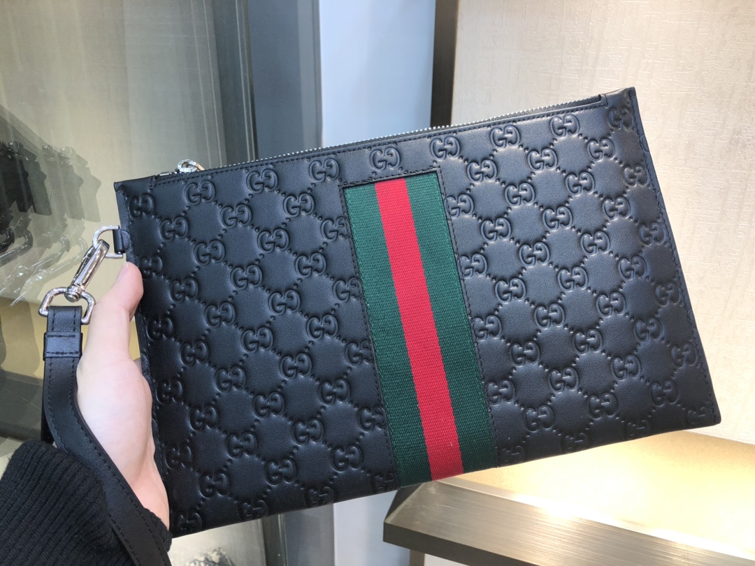 Gucci 官網同步壓紋手拿包