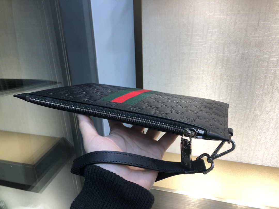 Gucci 官網同步壓紋手拿包