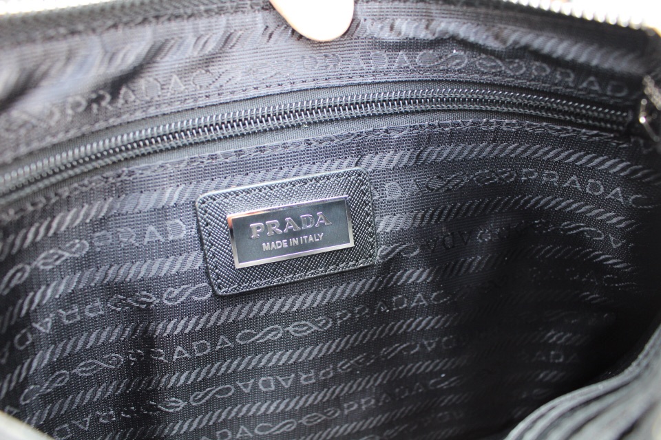 Prada 專櫃最新款手拿包