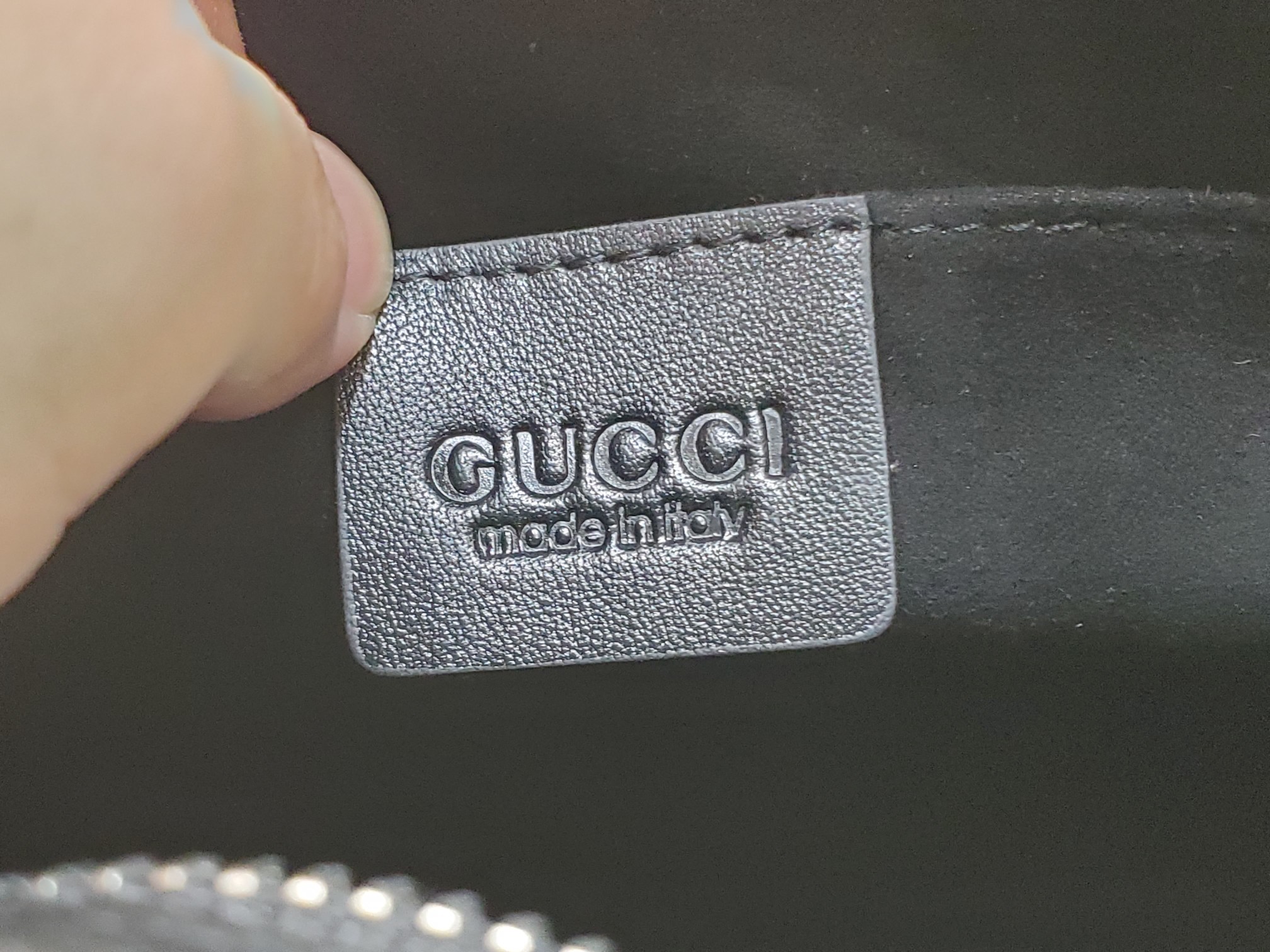Gucci 經典基本款暗色寬底手拿包