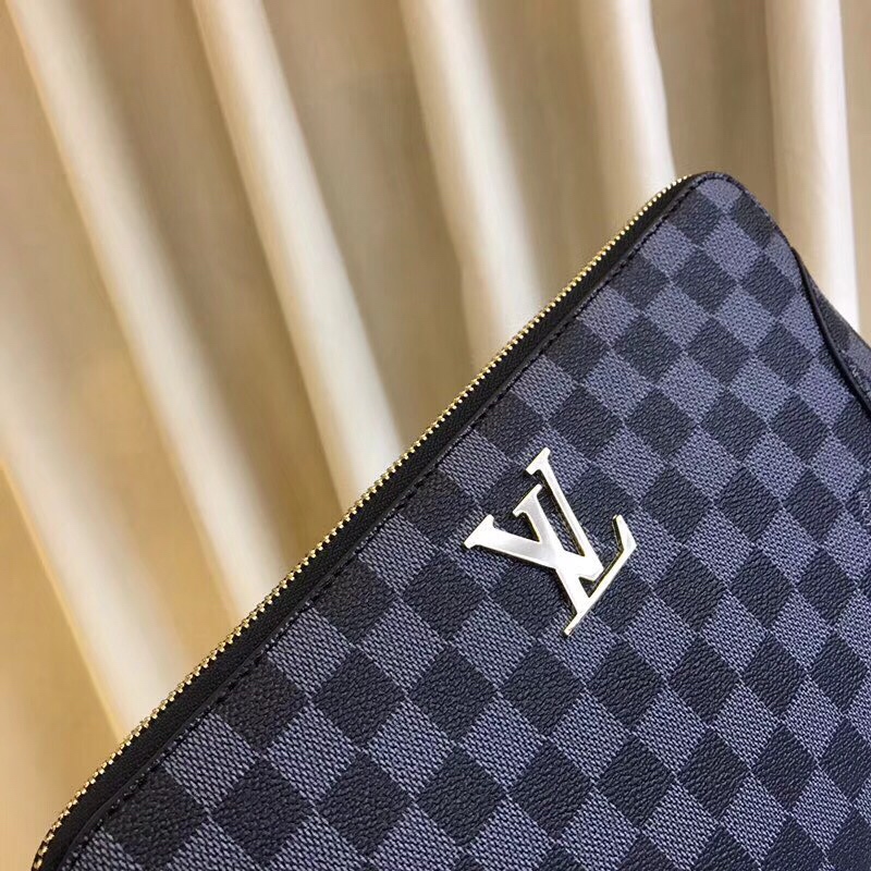 Louis Vuitton 率性帶鎖真皮格紋手拿包