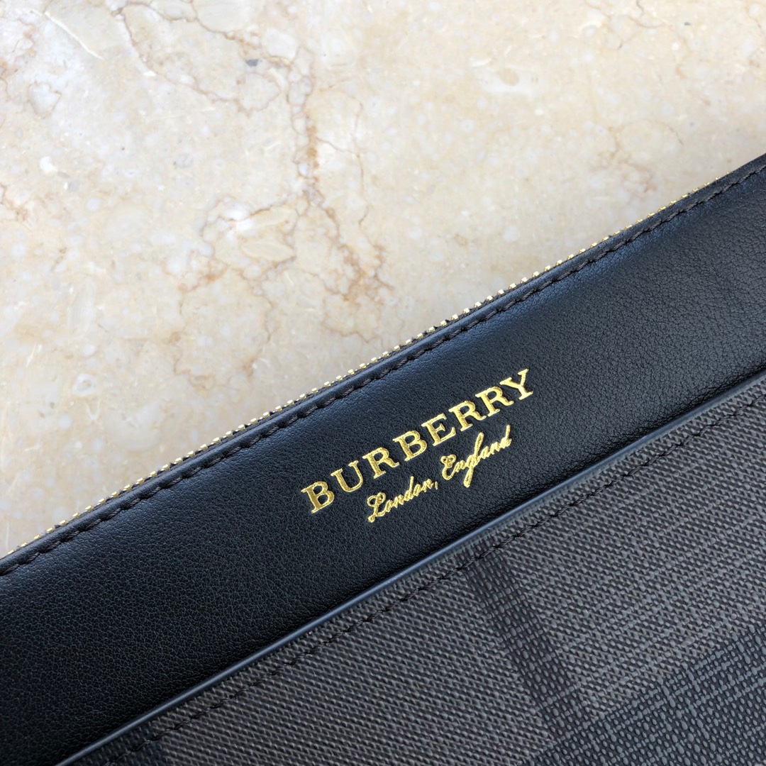 Burberry 經典暗色格紋手拿包