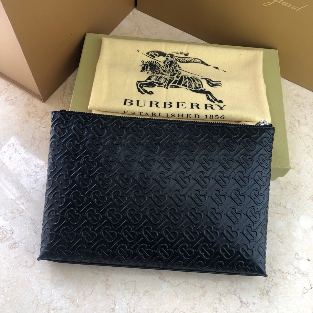 Burberry 品牌創始人字首TB花紋手拿包