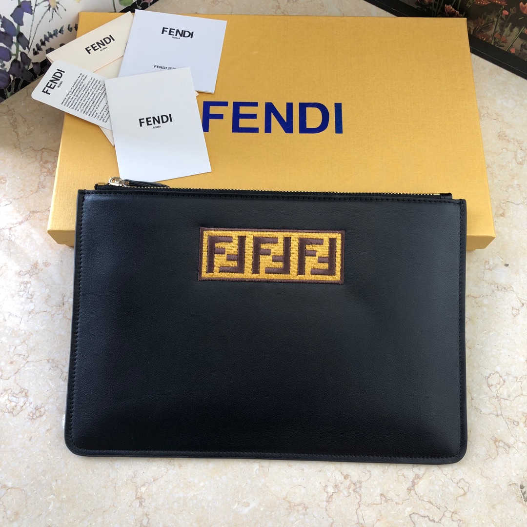 Fendi 經典Logo手拿包