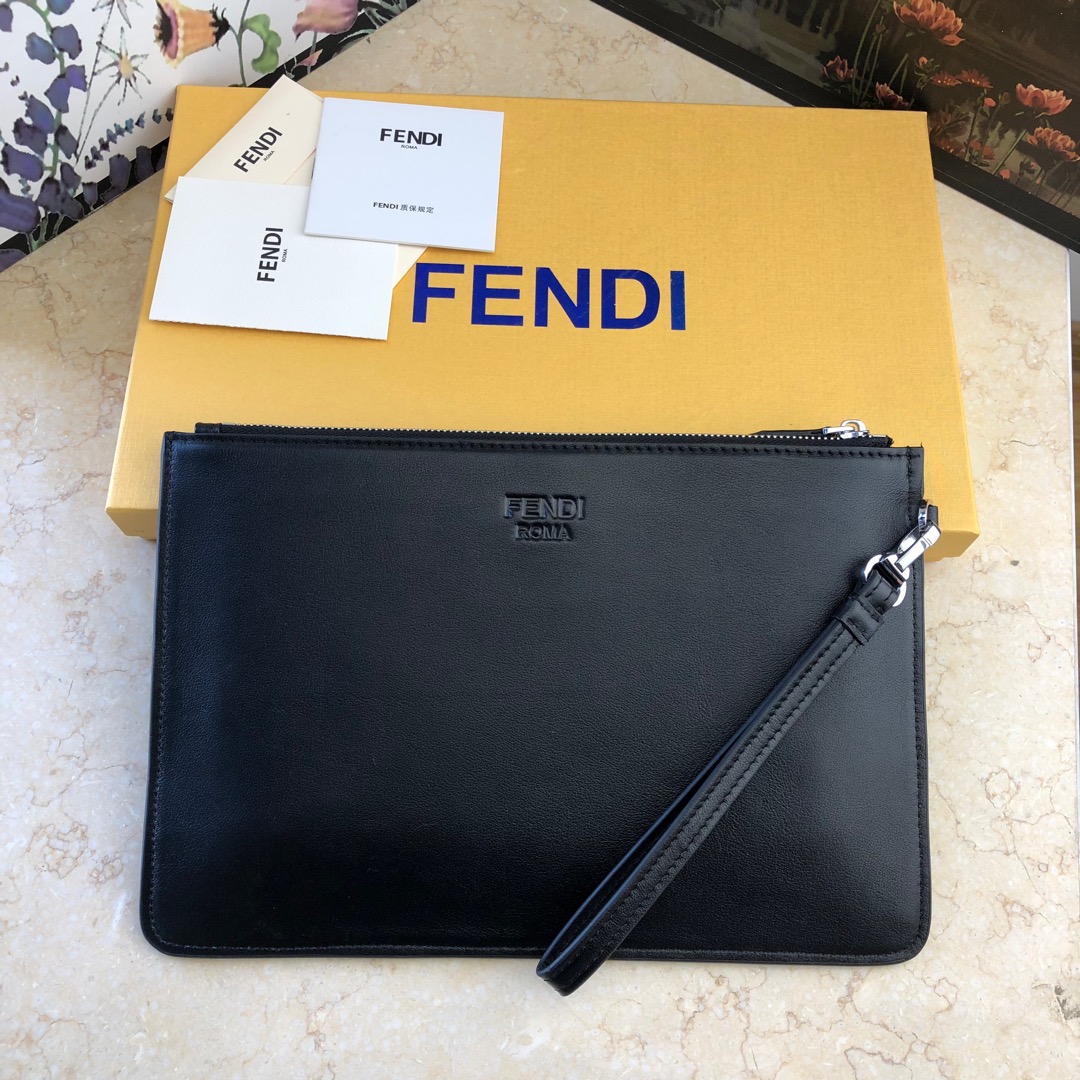 Fendi 爆款小怪獸手拿包