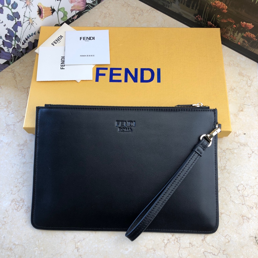 Fendi 新款上市小怪獸手拿包