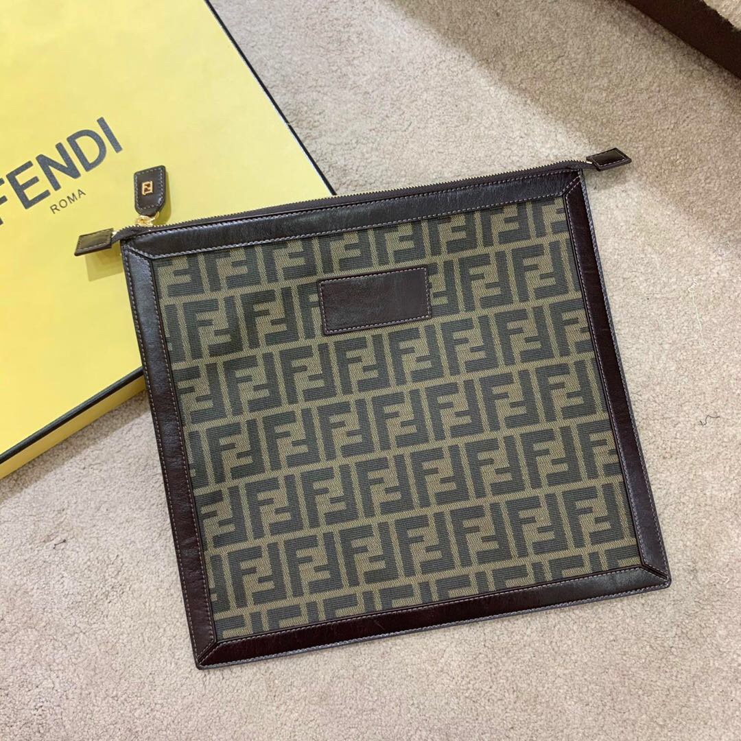 Fendi 老花大容量手拿包