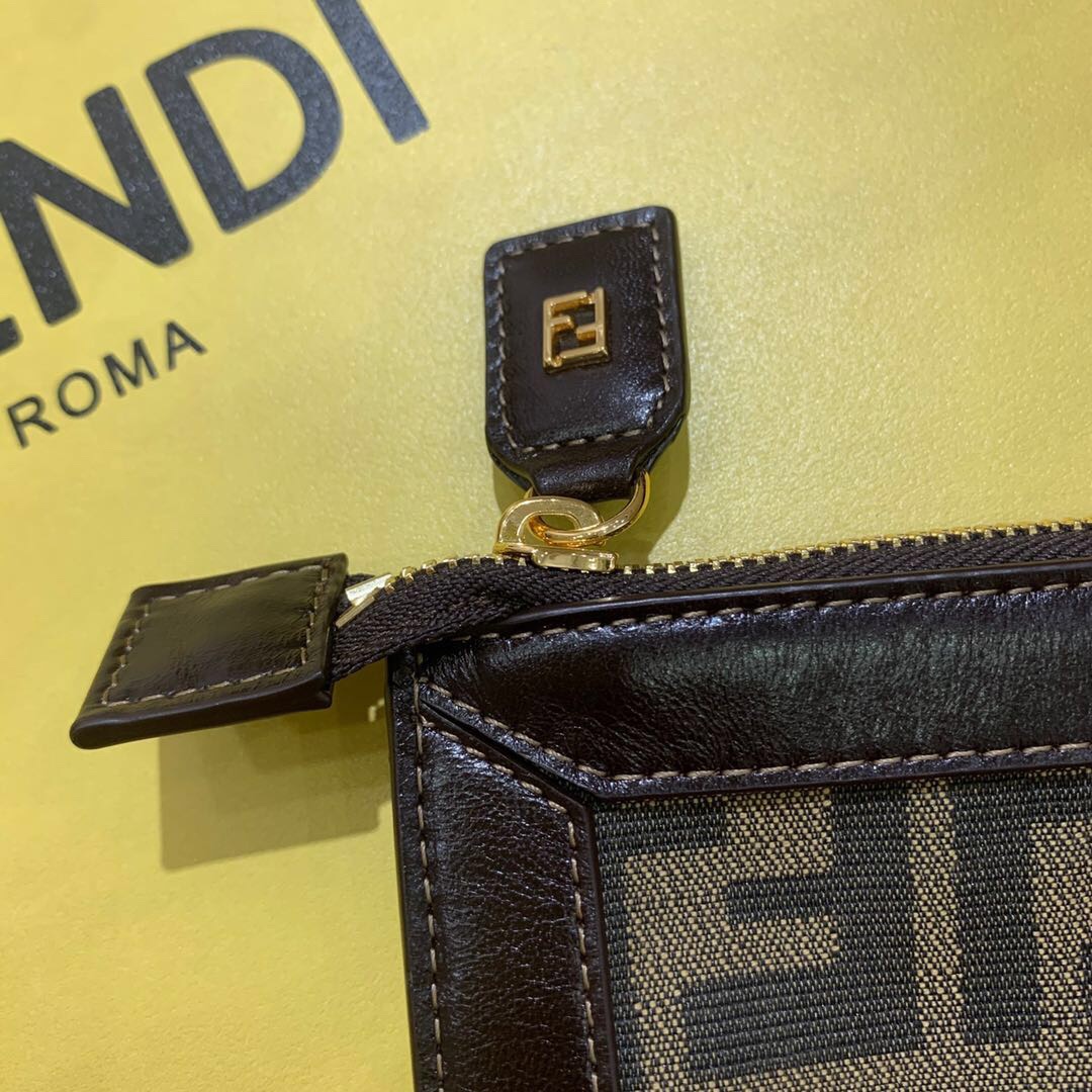 Fendi 老花大容量手拿包