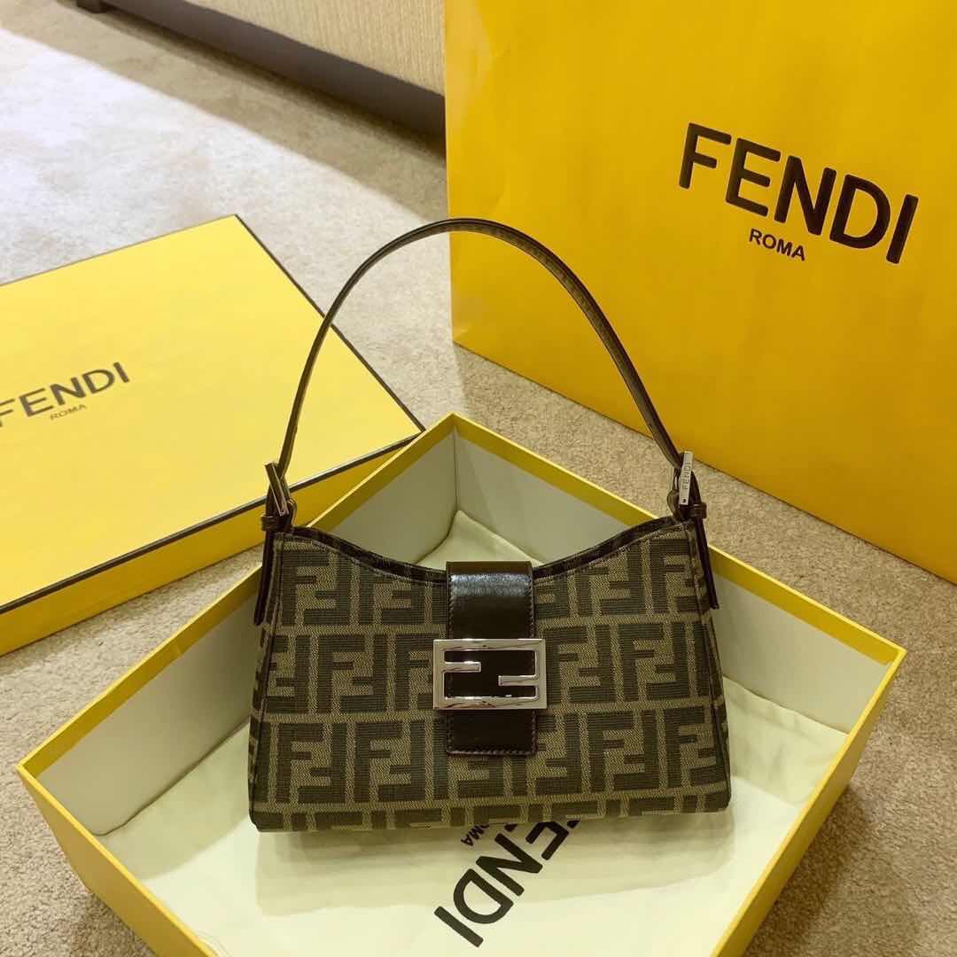 Fendi 復古風潮老花單肩包