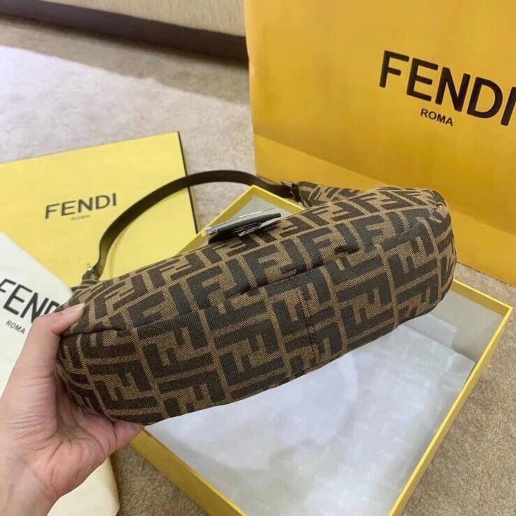 Fendi 復古風潮老花月牙包