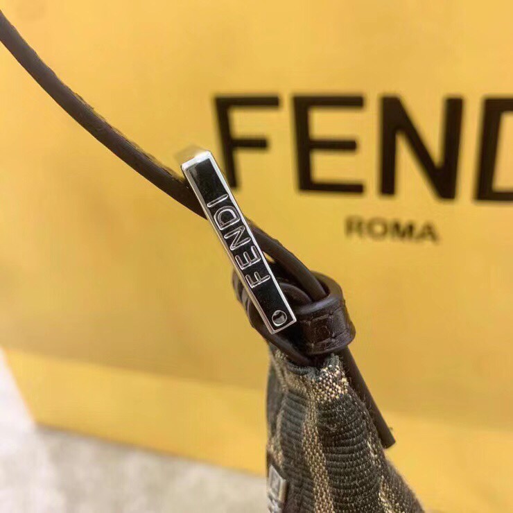 Fendi 復古風潮老花月牙包