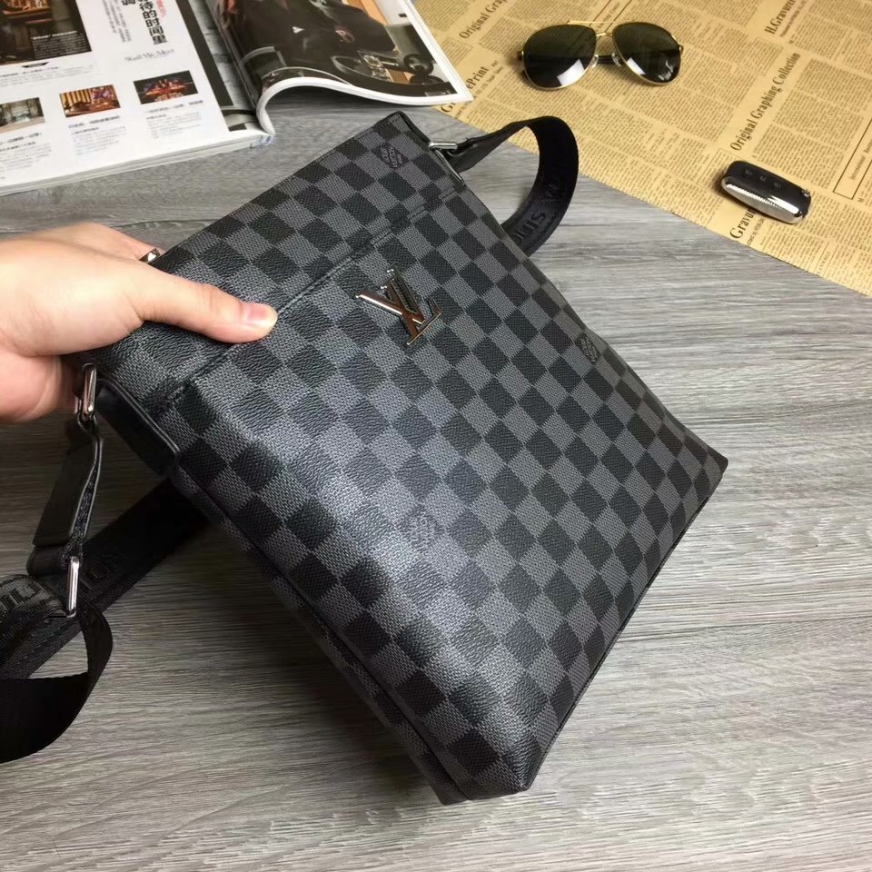 LV 必備百搭單品棋盤斜挎包