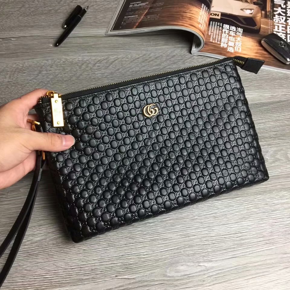 Gucci 隱藏壓花小Logo手拿包