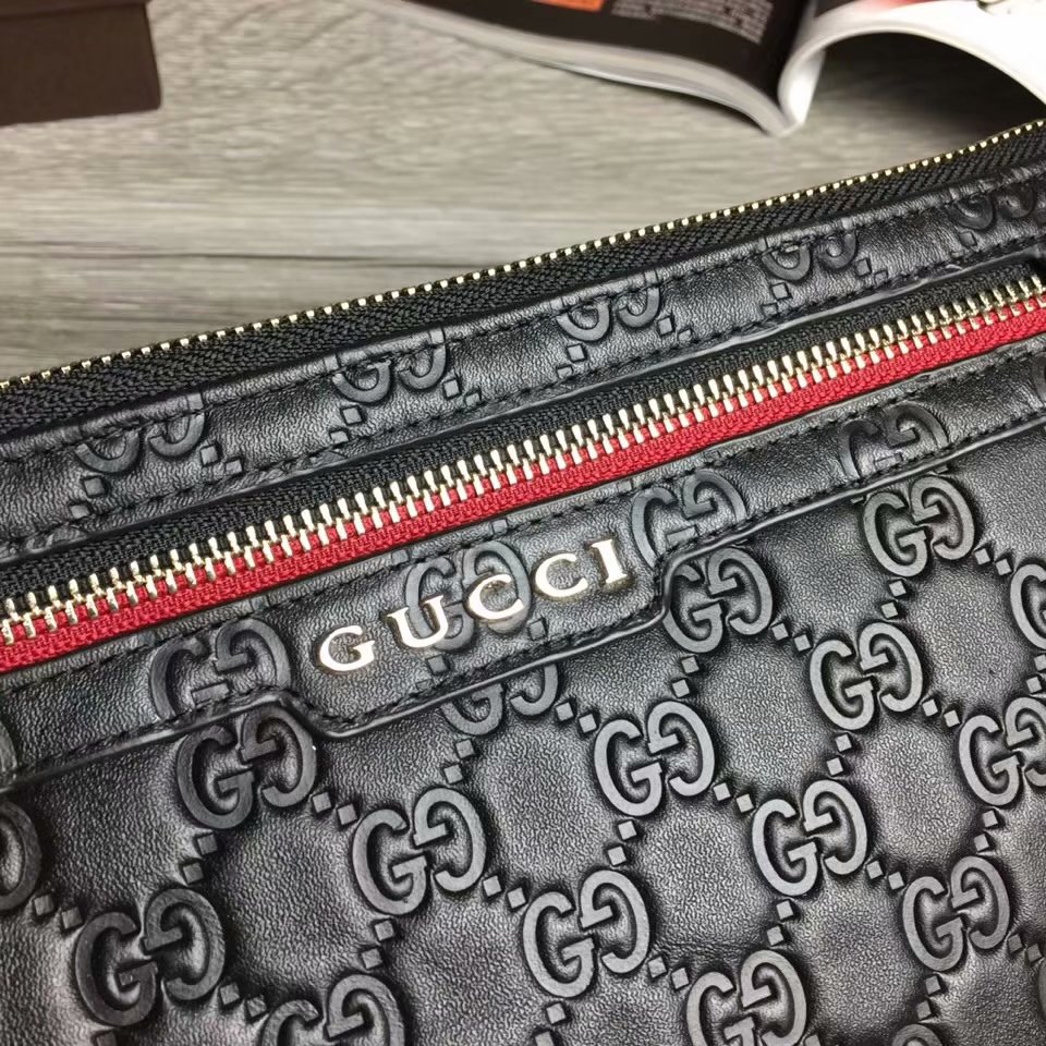 Gucci 浮雕壓花Logo手拿包