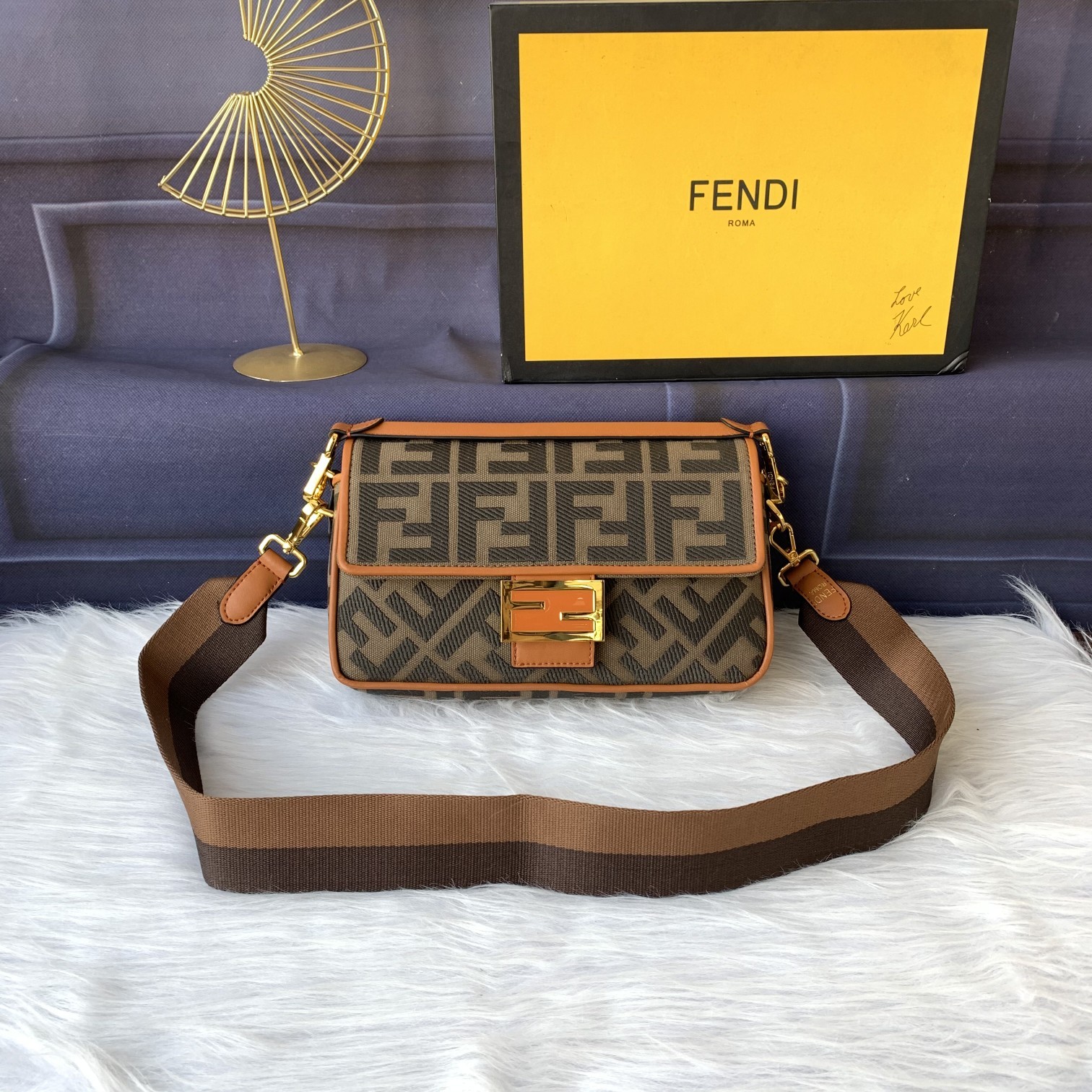 Fendi Baguette玩色斜挎包