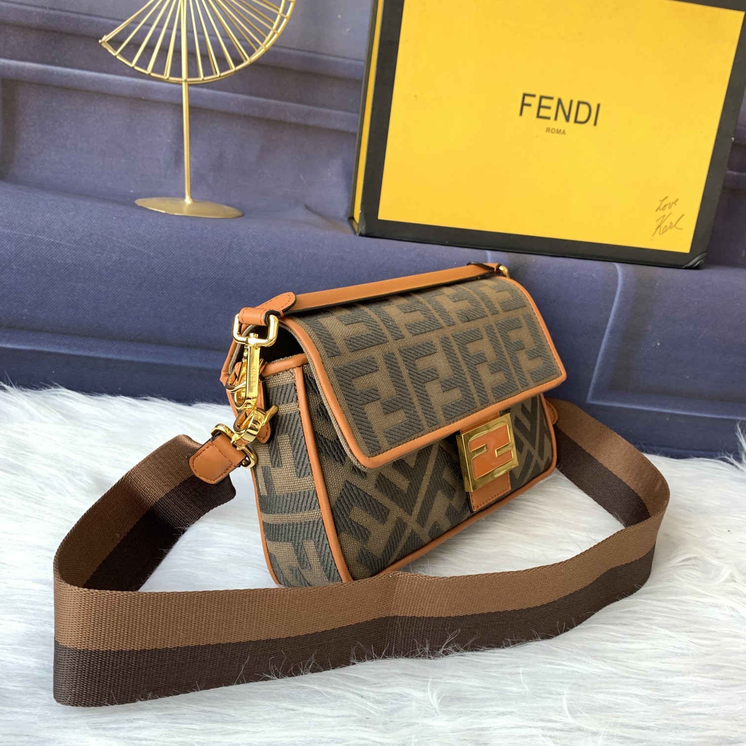 Fendi Baguette玩色斜挎包