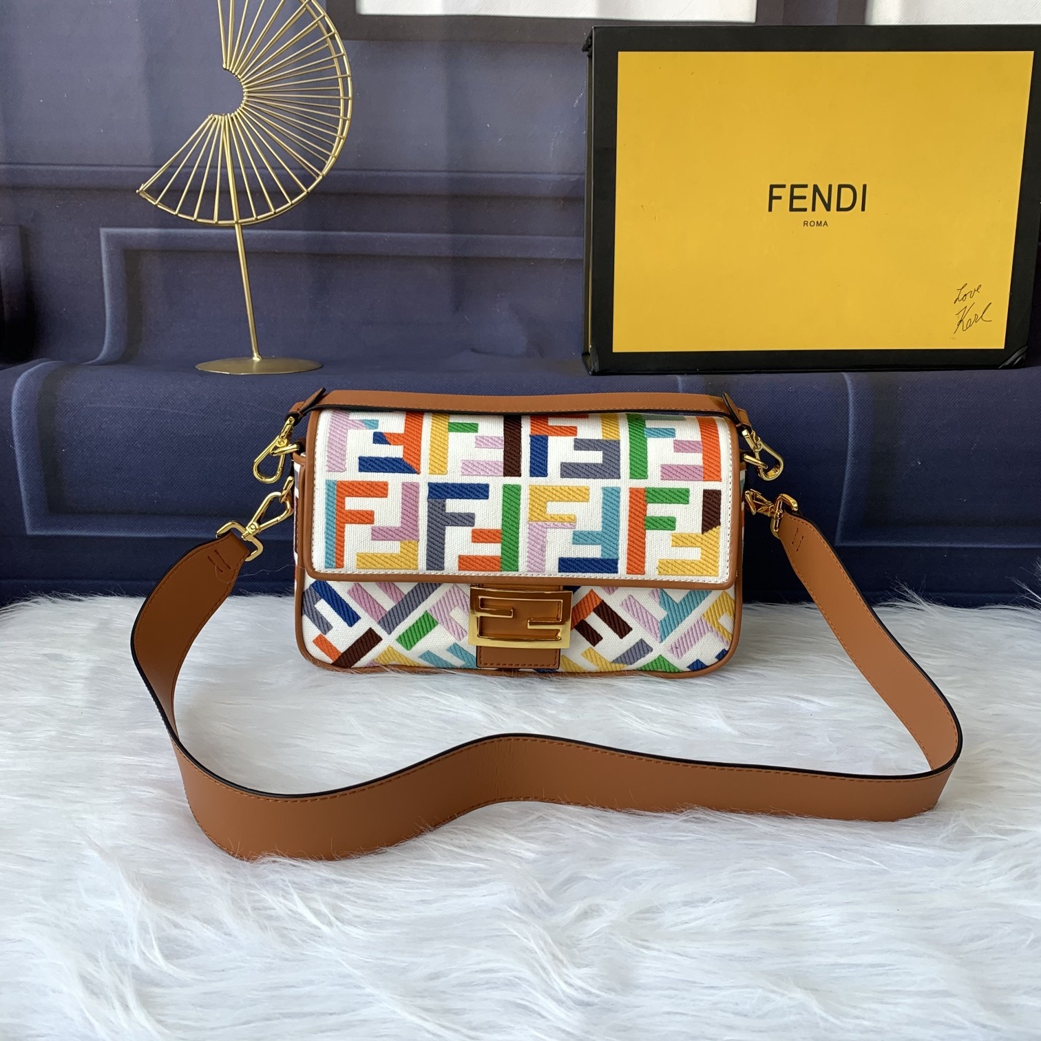 Fendi Baguette玩色斜挎包