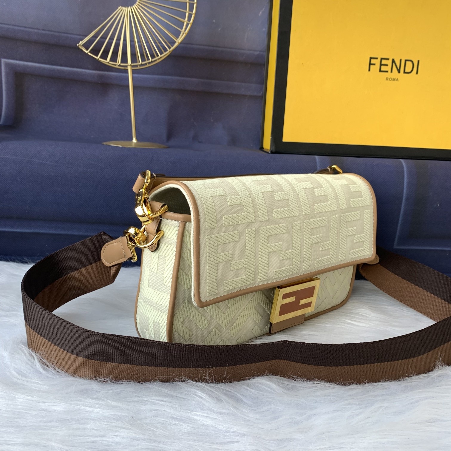 Fendi Baguette玩色斜挎包