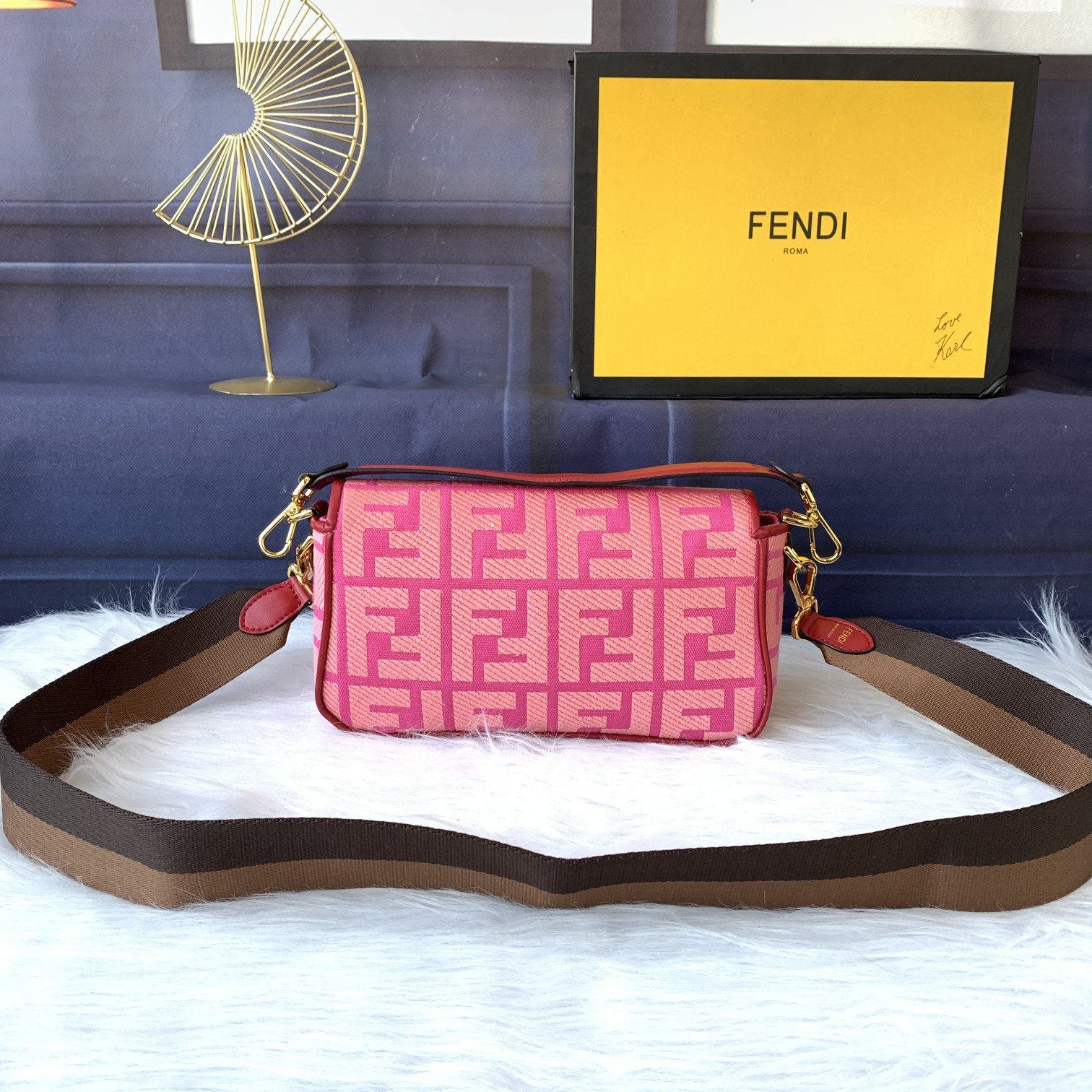 Fendi Baguette玩色斜挎包