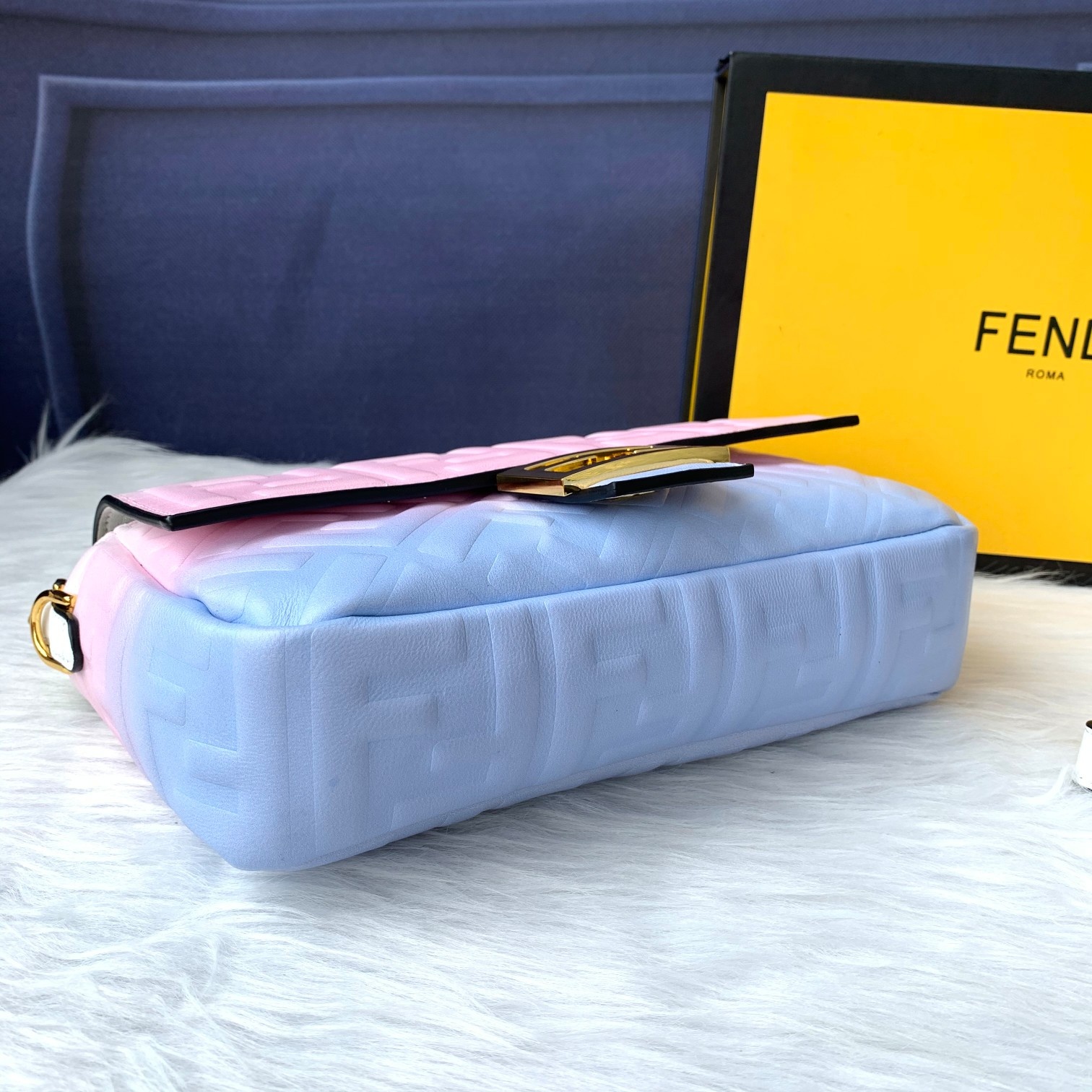 Fendi Baguette玩色斜挎包