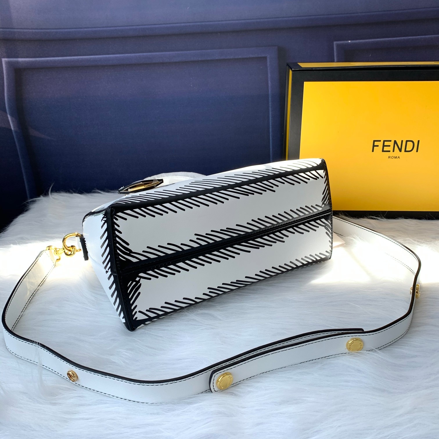 Fendi 超率性枕頭包