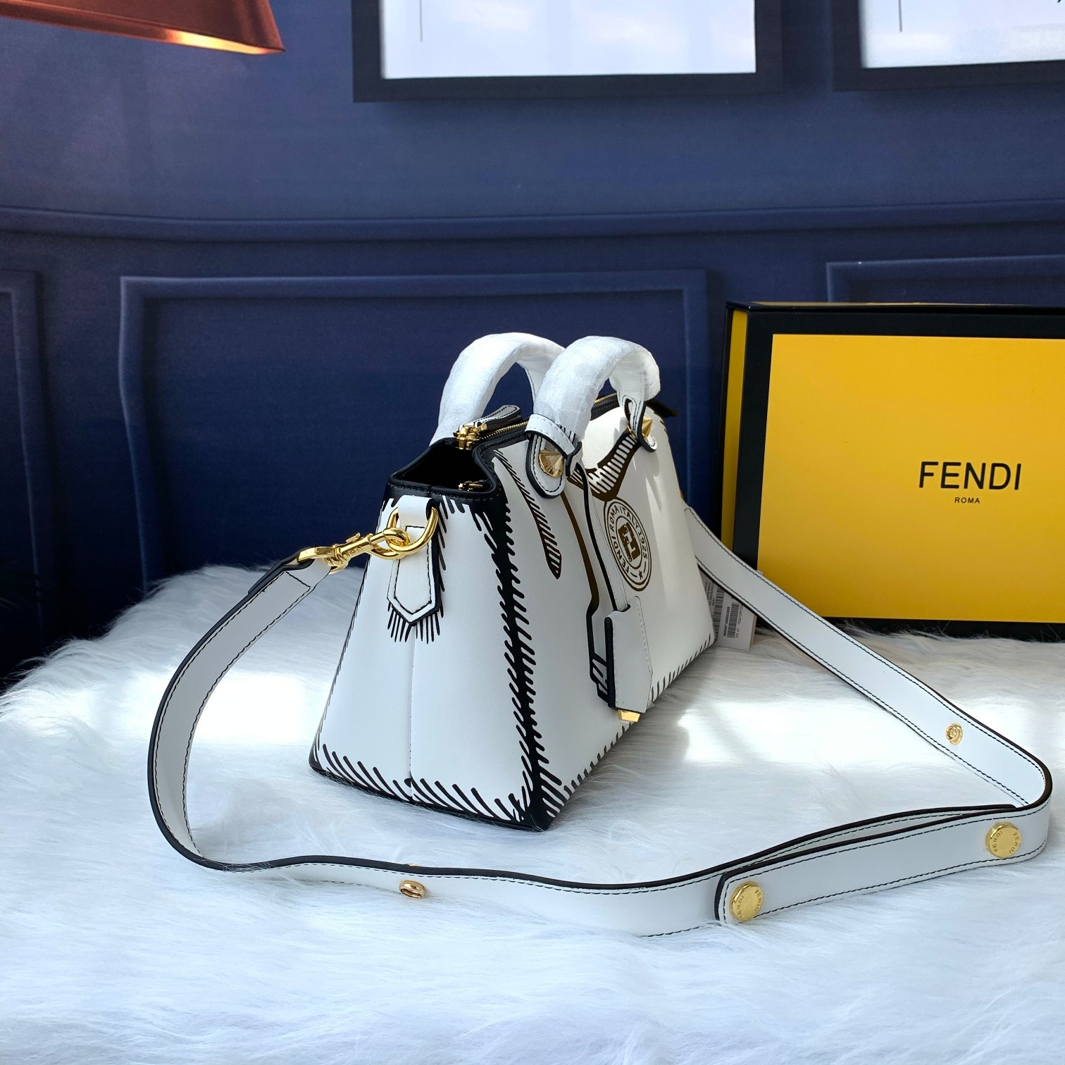 Fendi 超率性枕頭包