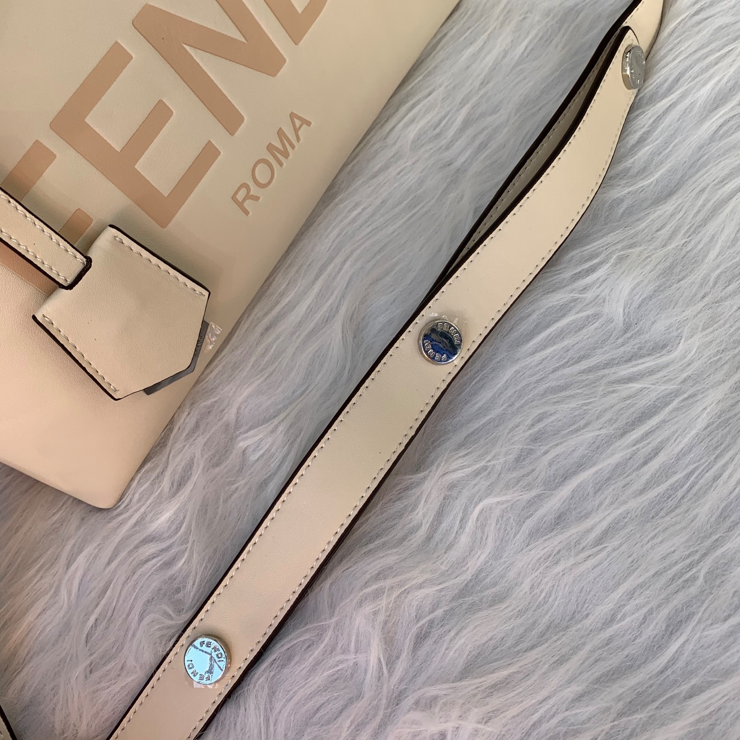 Fendi 超率性枕頭包