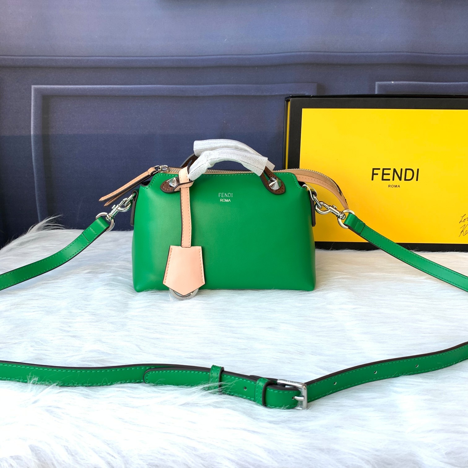 Fendi 超率性枕頭包