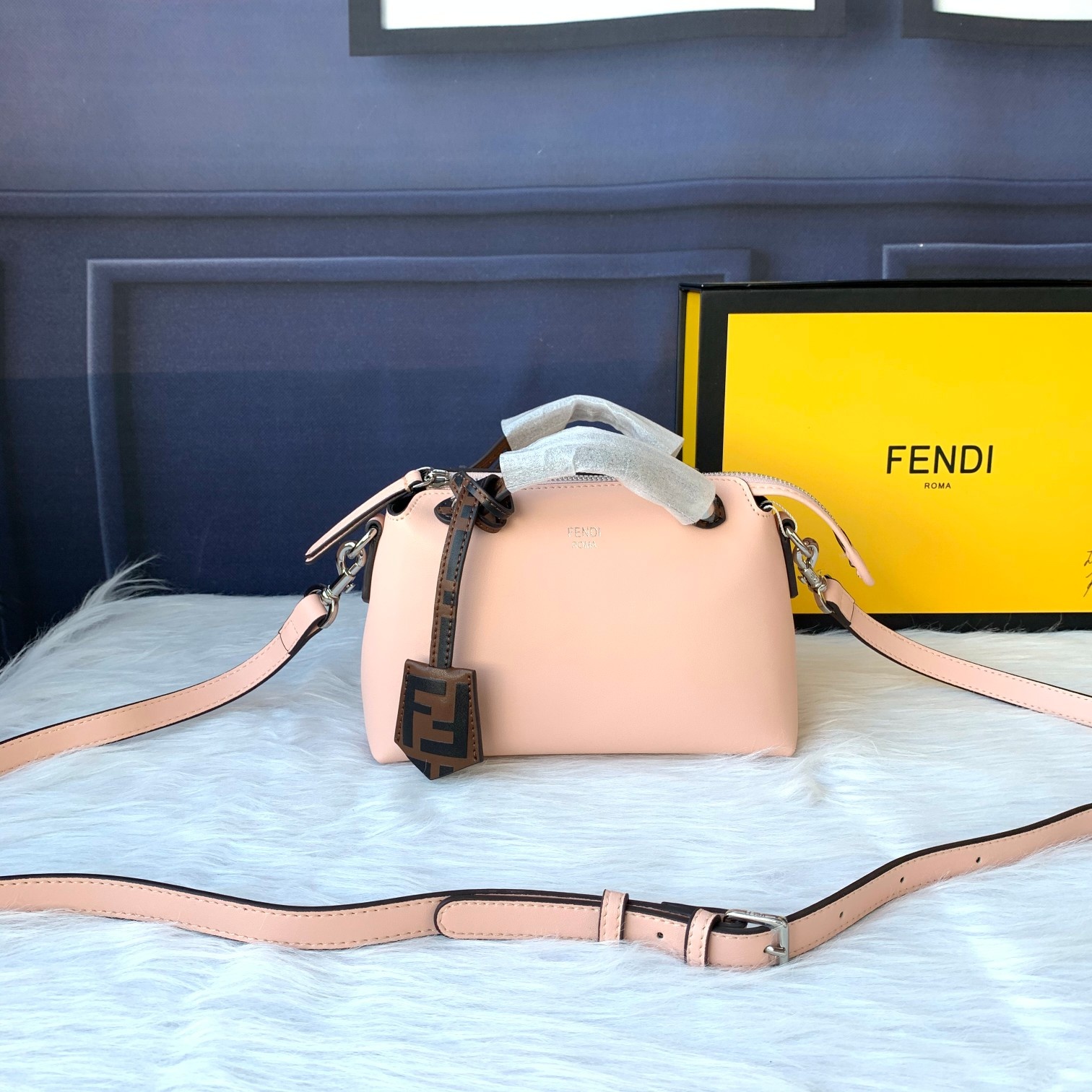 Fendi 超率性枕頭包