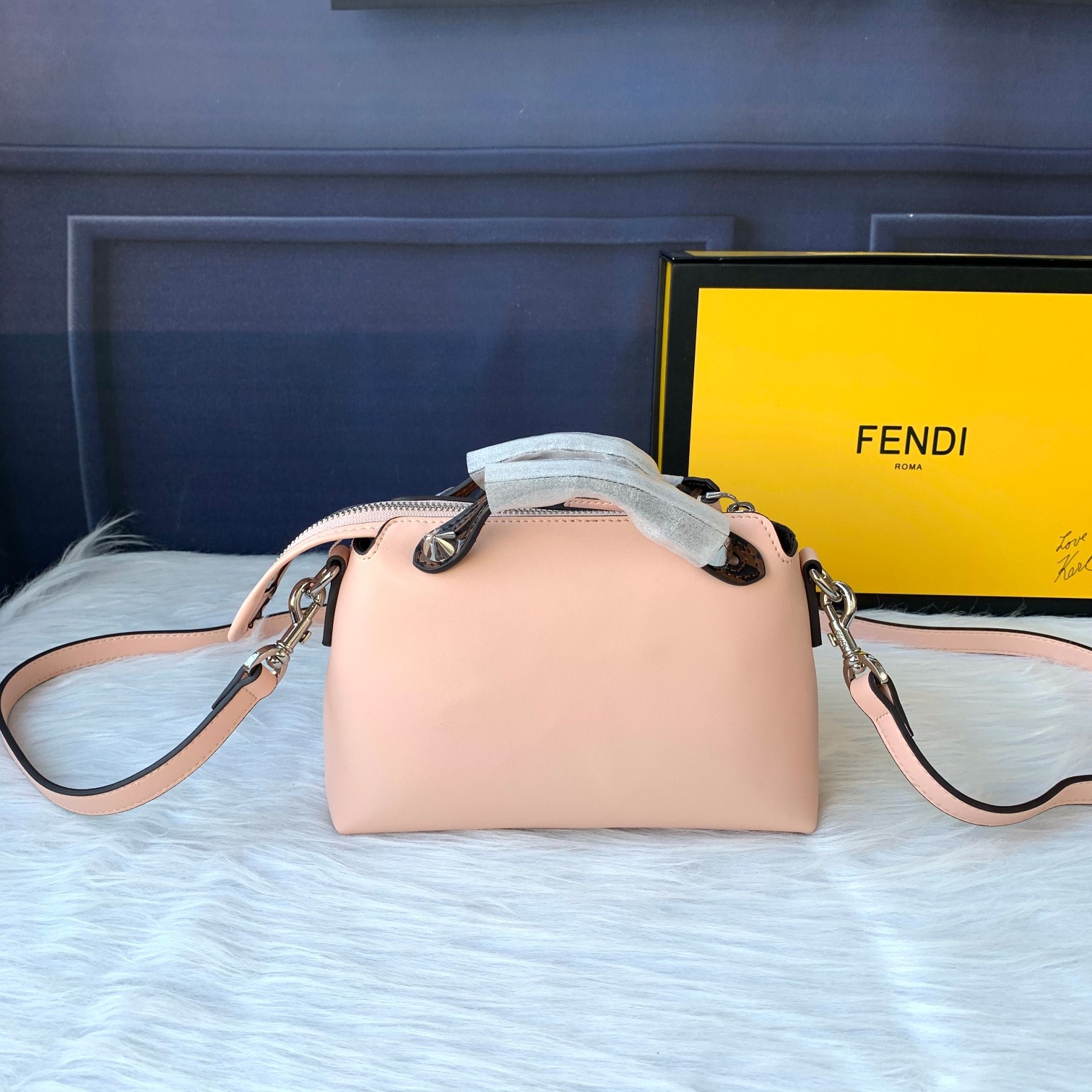 Fendi 超率性枕頭包