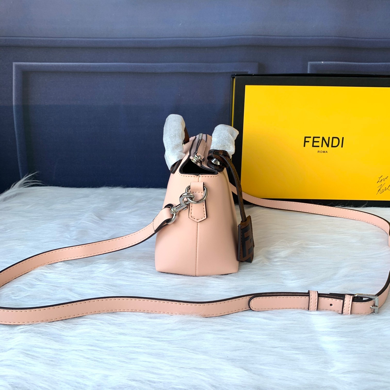 Fendi 超率性枕頭包